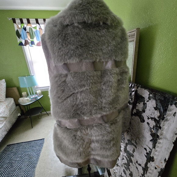 Chic Faux Fur Vest in Gray - Picture 3 of 3